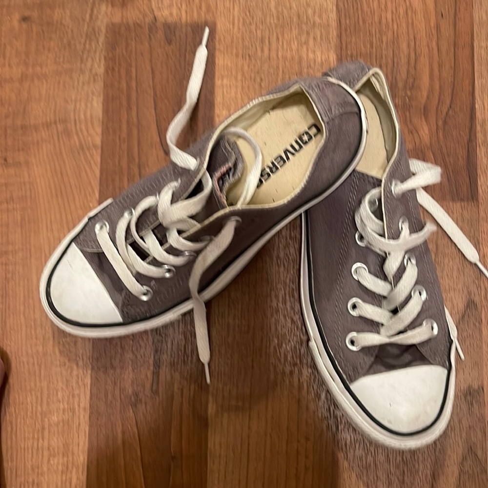 Converse in a dark gray in great condition